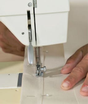 Sejldug: Buk en 3 cm bred søm langs to af kanterne, sæt nåle i, og stryg sømmen, før du syr 2,5 cm fra kanten. Sejldug: Buk en 3 cm bred søm langs to af kanterne, sæt nåle i, og stryg sømmen, før du syr 2,5 cm fra kanten.